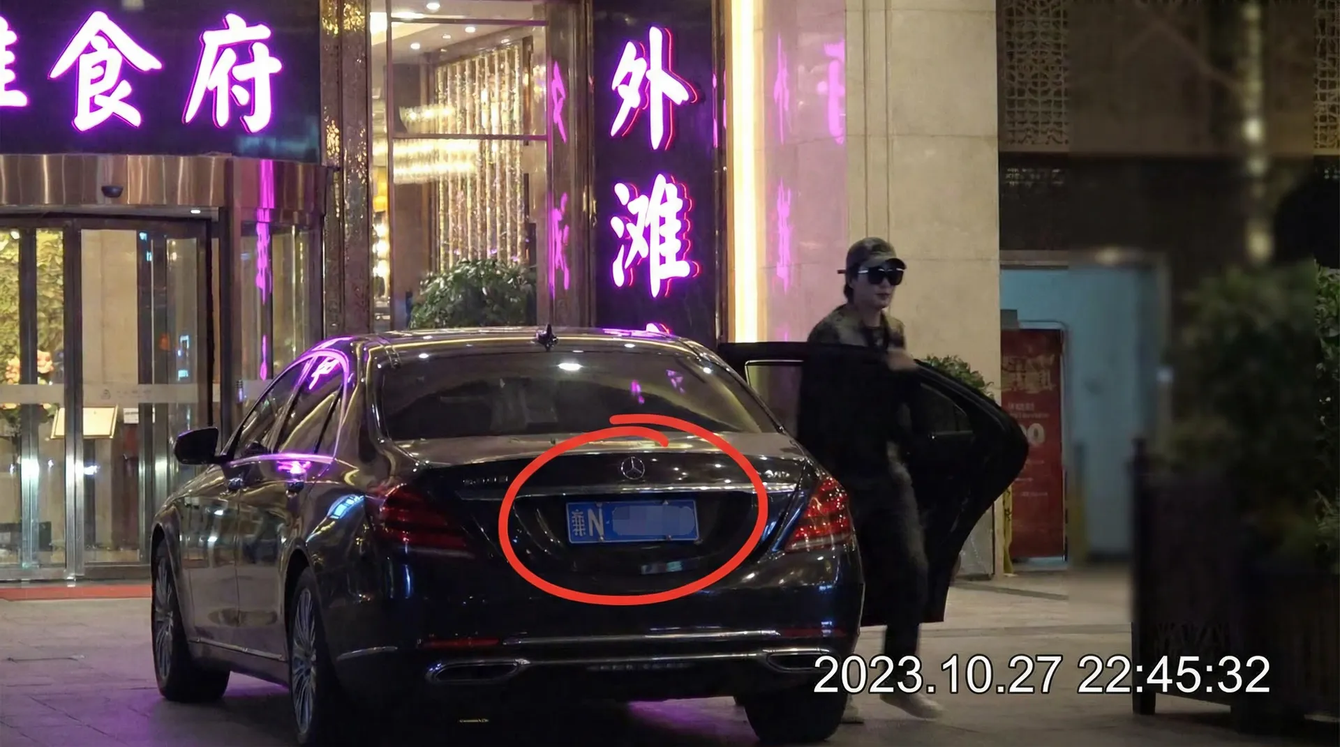贝博体育app - 豪车餐厅外偷拍